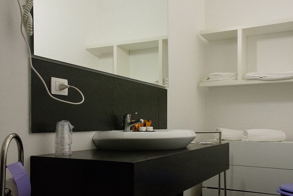 Oasis Park Hotel 33/43