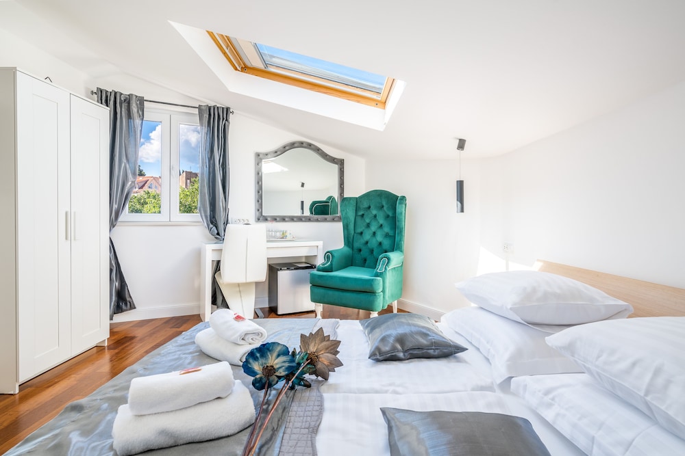 Lifestyle, Relaxation, King Bed, Galeria Valeria Seaside Downtown - MAG Quaint & Elegant Boutique Hotels 6/10