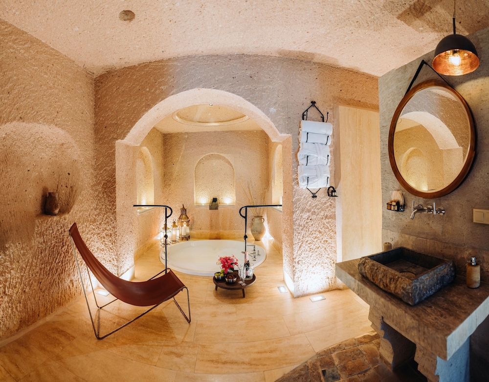 MILLSTONE CAVE SUITES 7/77