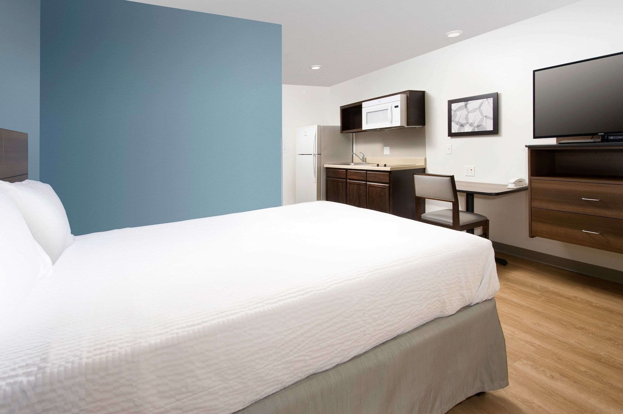 ROOM, QUEEN BED, SOFA, BATHTUB, ACCESSIBLE