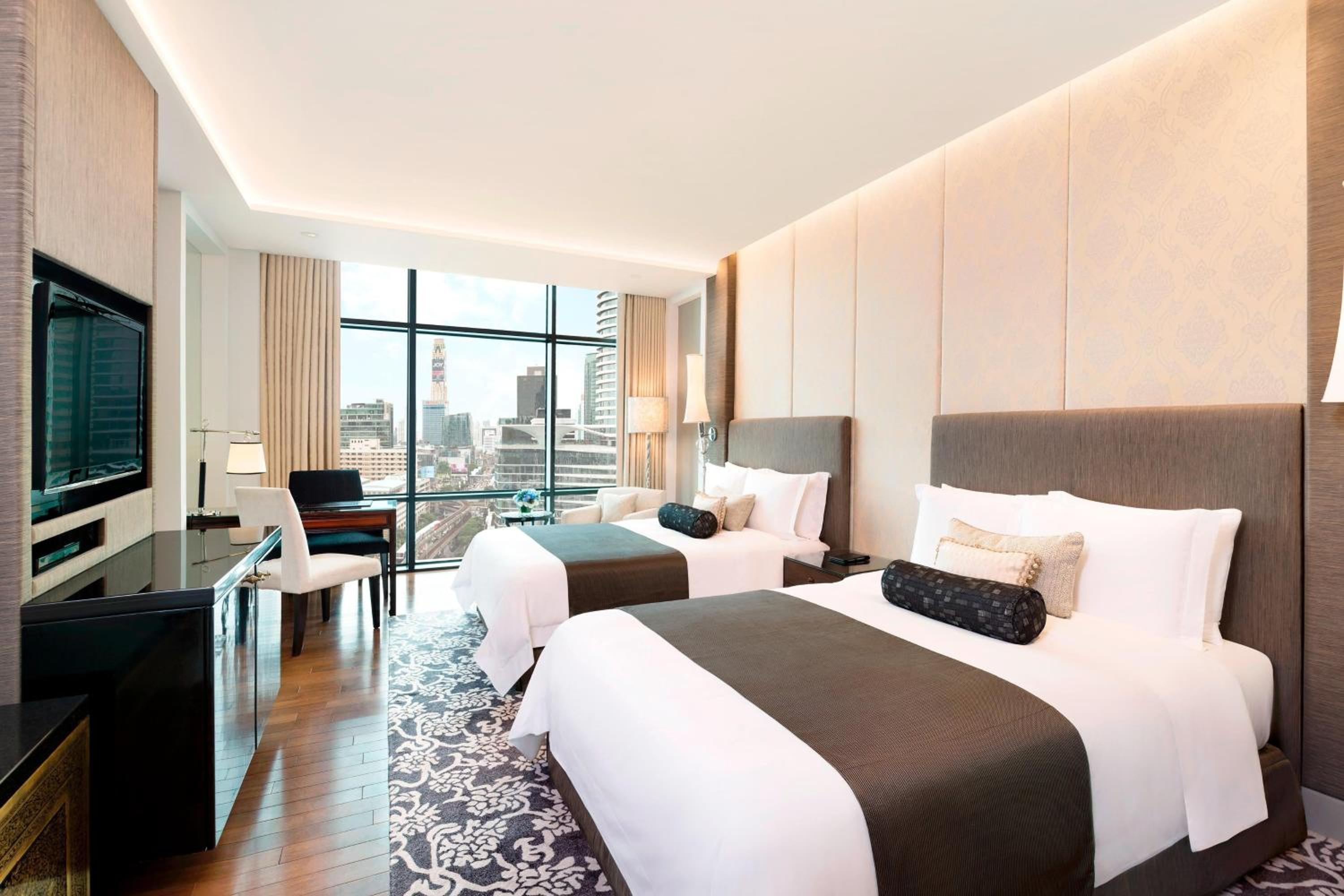 Grand, Deluxe, Queen Bed, Skyline View