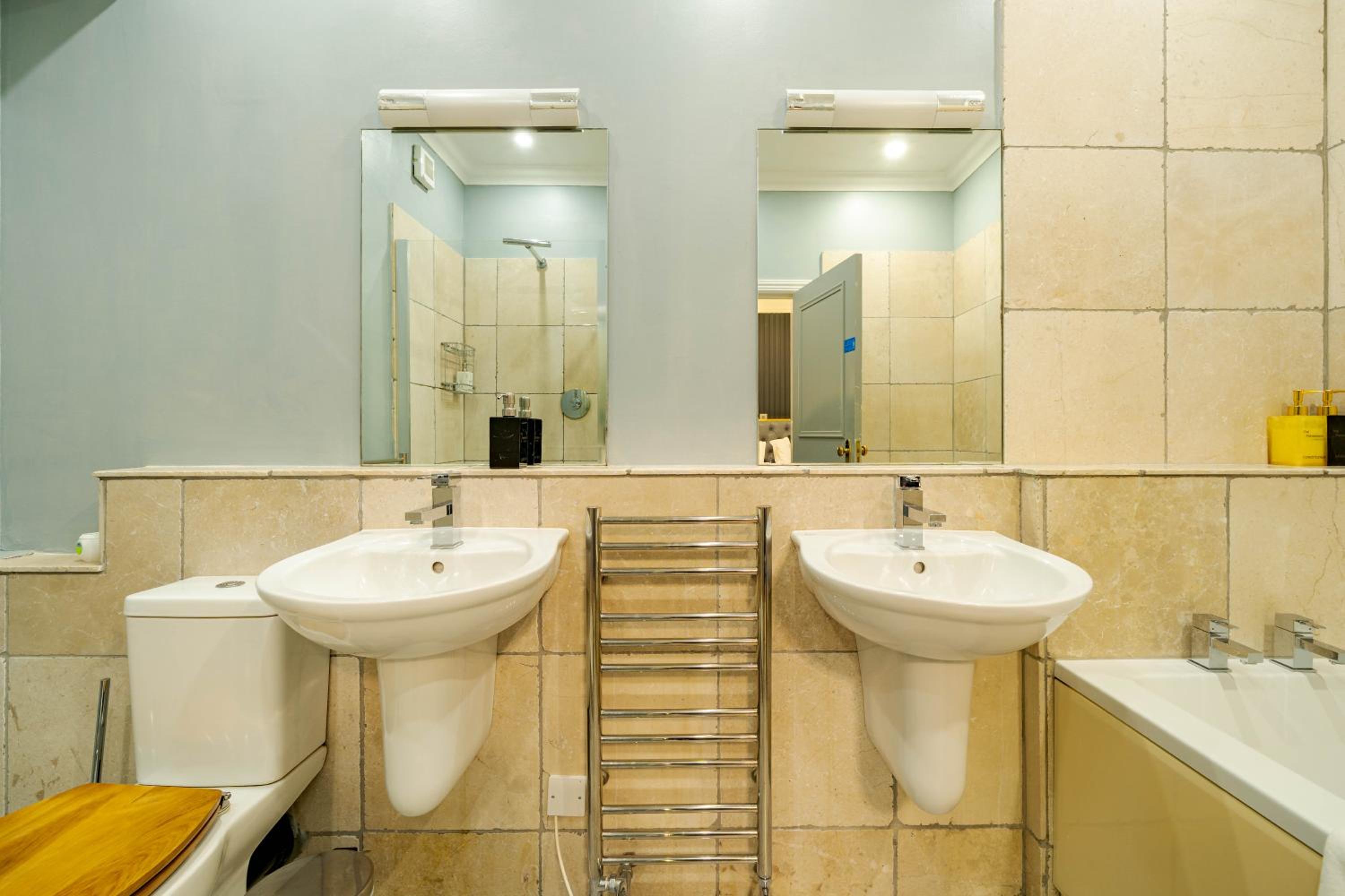 Waterhead Rooms & Suites - Parking and Light Breakfast 32/43