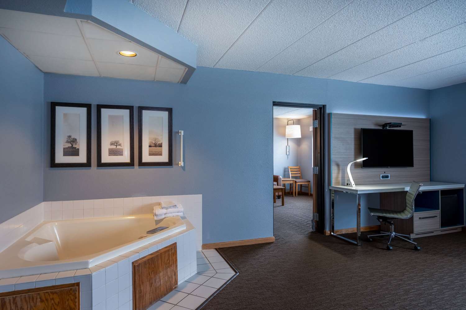 AmericInn by Wyndham Eau Claire 14/28