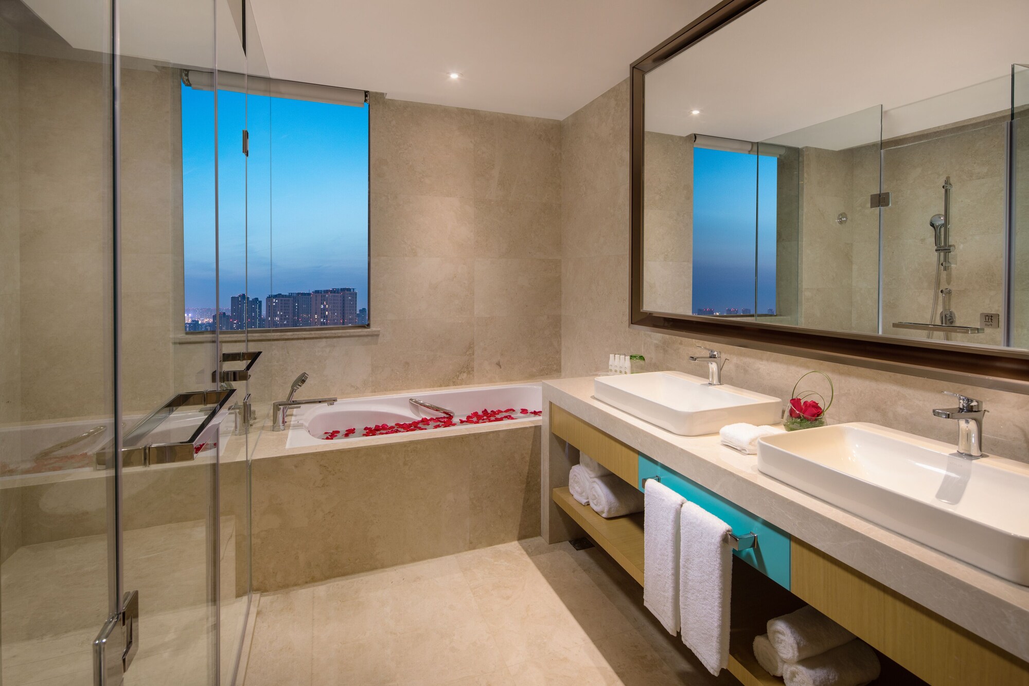 1 Bedroom, Suite, King Bed, Dining Area، Holiday Inn Tianjin Xiqing 3/3