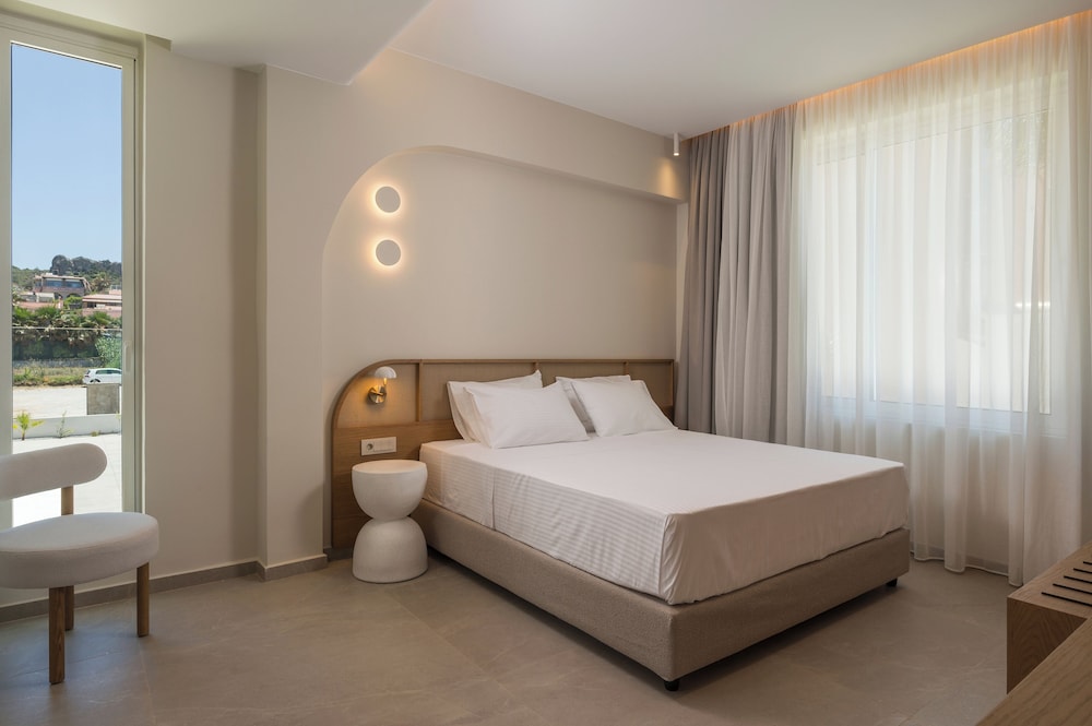 1 Bedroom, Sunset, Suite, Queen Bed, Sofa, Private Pool، Marika Hotel Chania 3/6