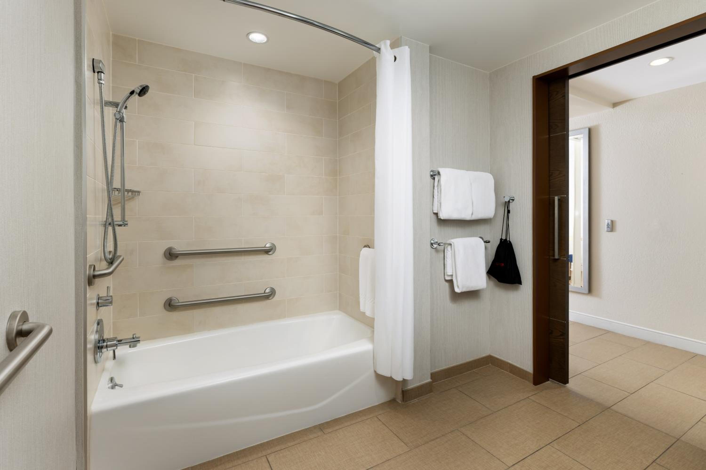 غرفة بريميوم بسريرين كوين بحوض استحمام لذوي الإعاقة، The Anza A Calabasas Hotel 5/5
