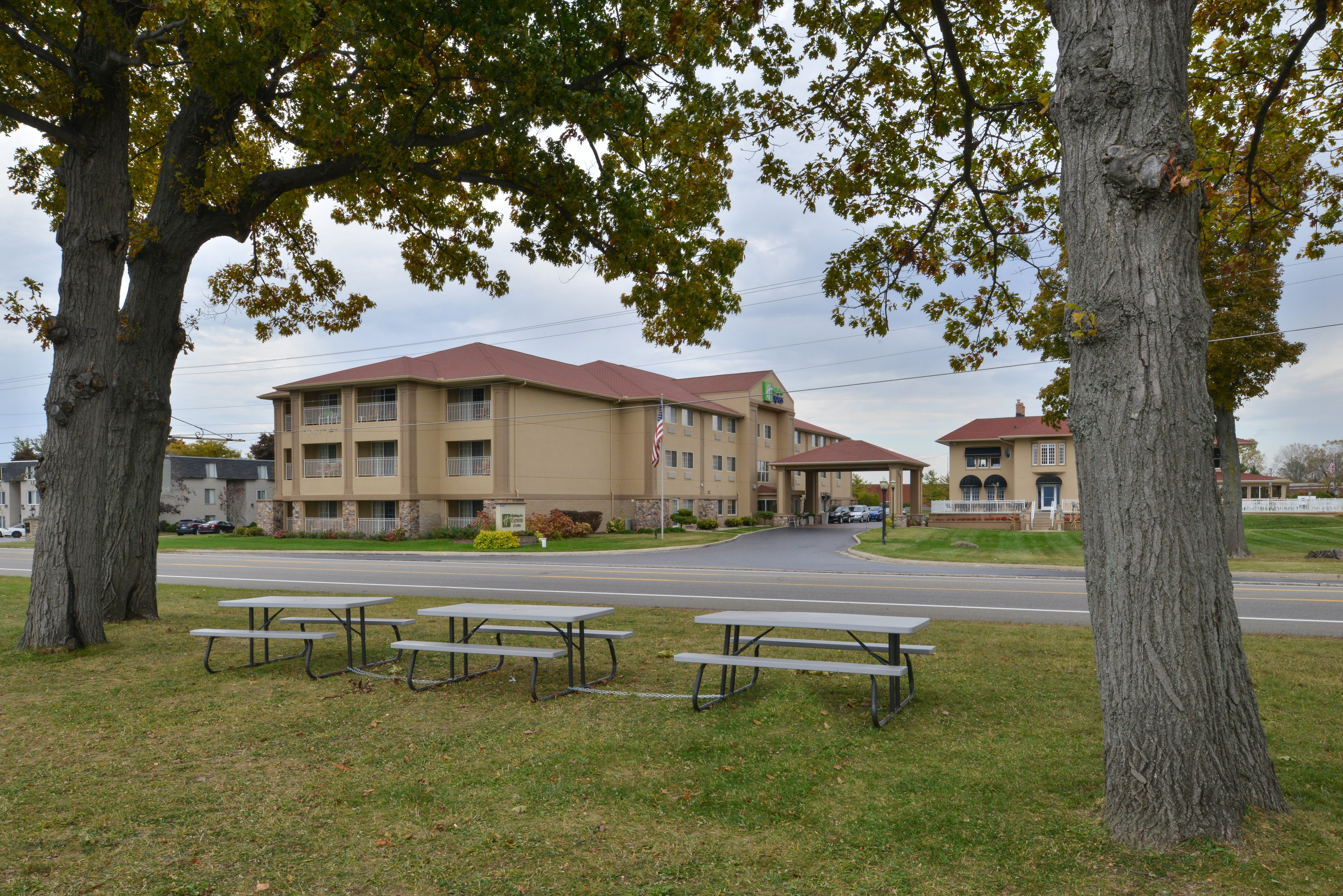 Holiday Inn Express Suites St Joseph 61/69