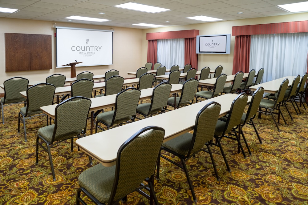 Country Inn and Suites By Radisson Charleston South WV 33/46