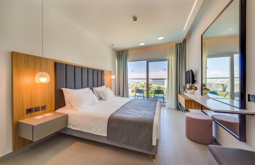 STANDARD, DOUBLE OR TWIN BED, PARTIAL SEA VIEW