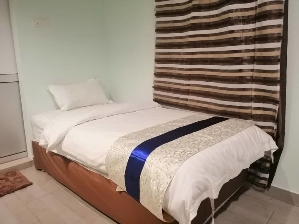 Summer Hotel 17/36