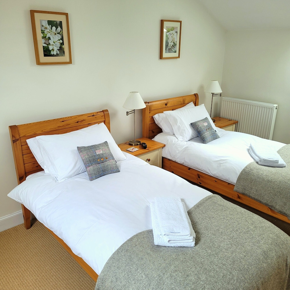 2 BEDROOMS, OCEAN, COTTAGE