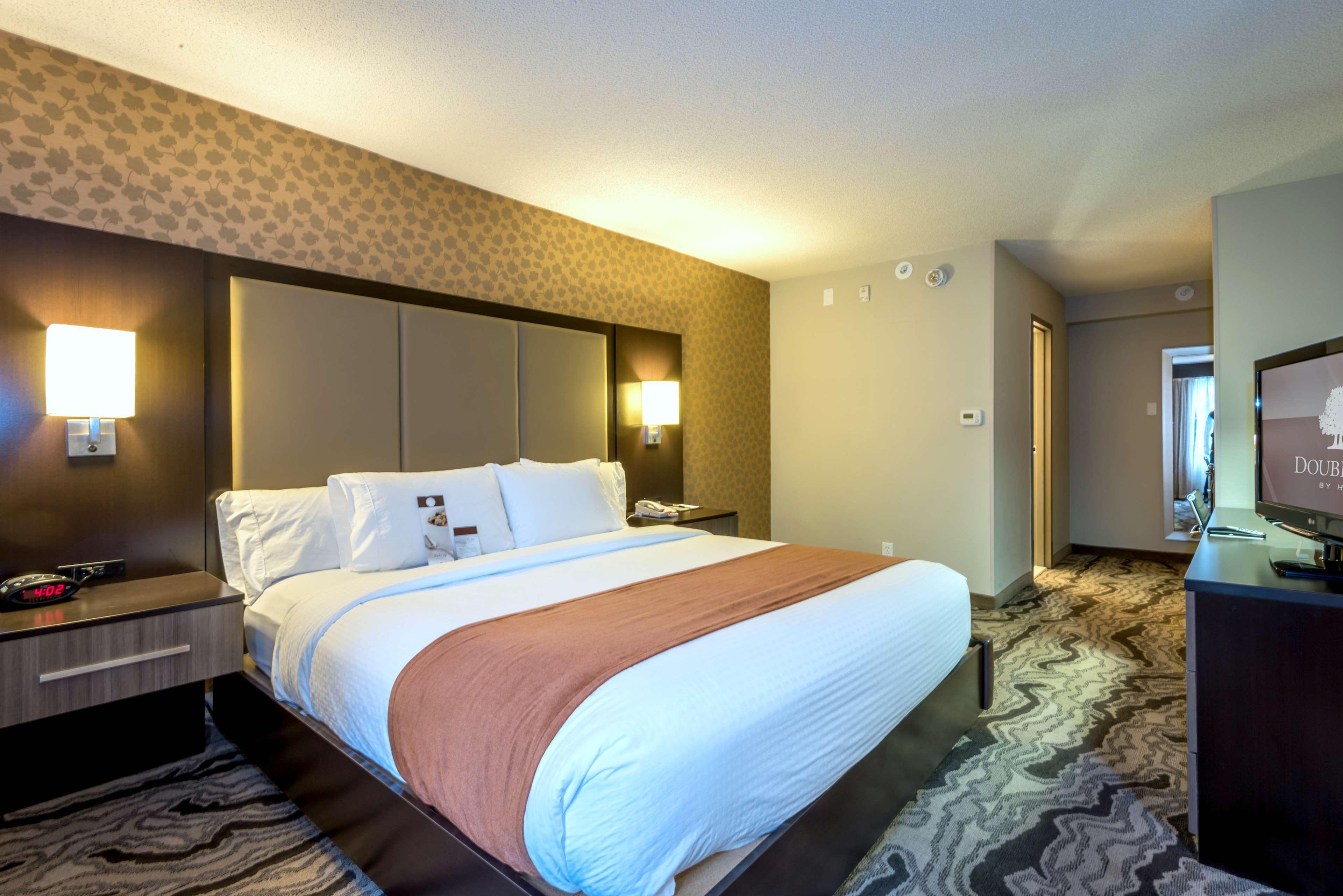 JUNIOR SUITE, KING BED, CORNER