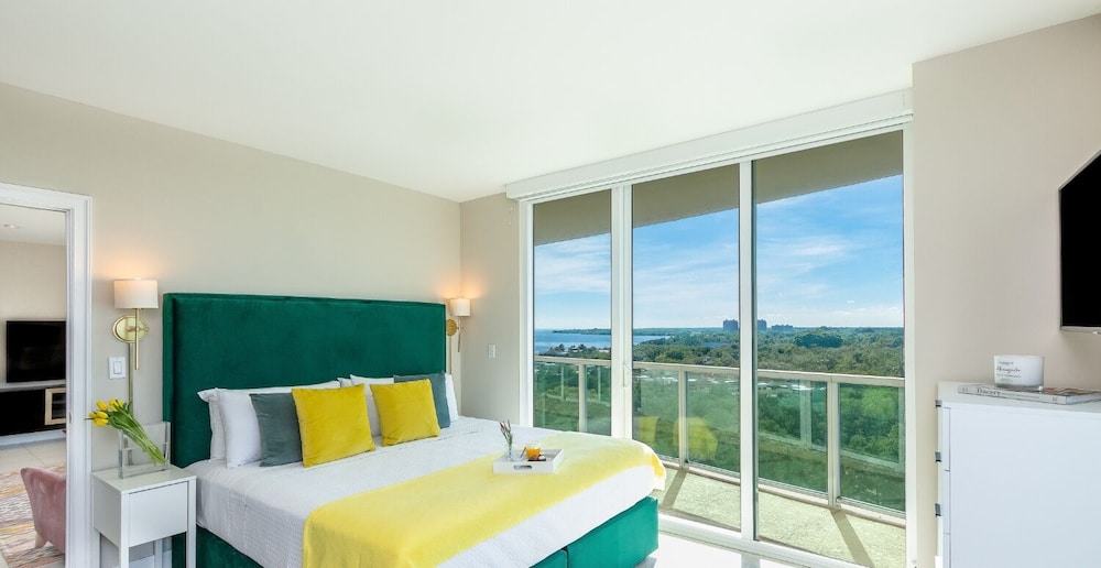 DELUXE, APARTMENT, KING BED, PARTIAL OCEAN VIEW, SOFA, BALCONY