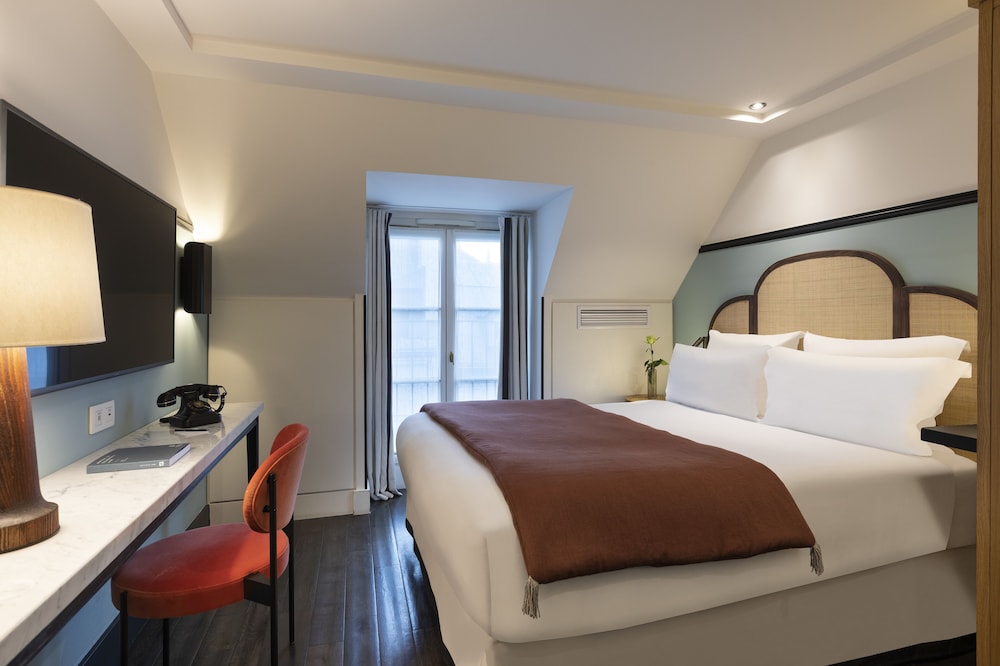 The Chess Hotel 4/44