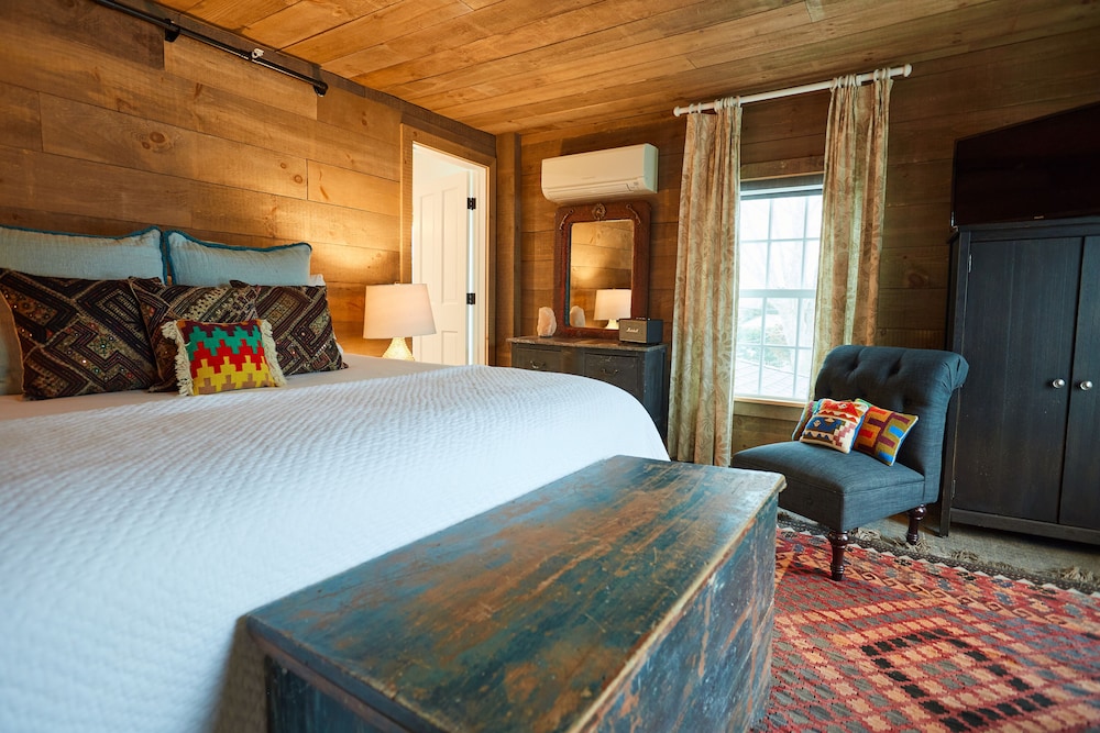 Shelter Harbor Inn 22/72