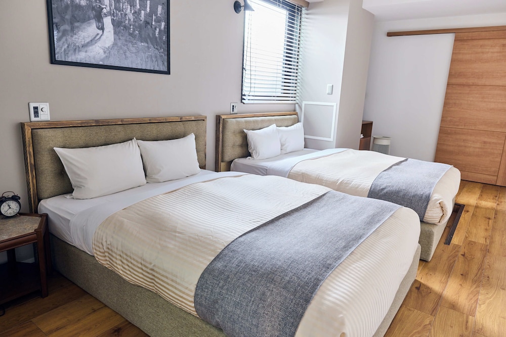 MODERATE, TWIN BEDS