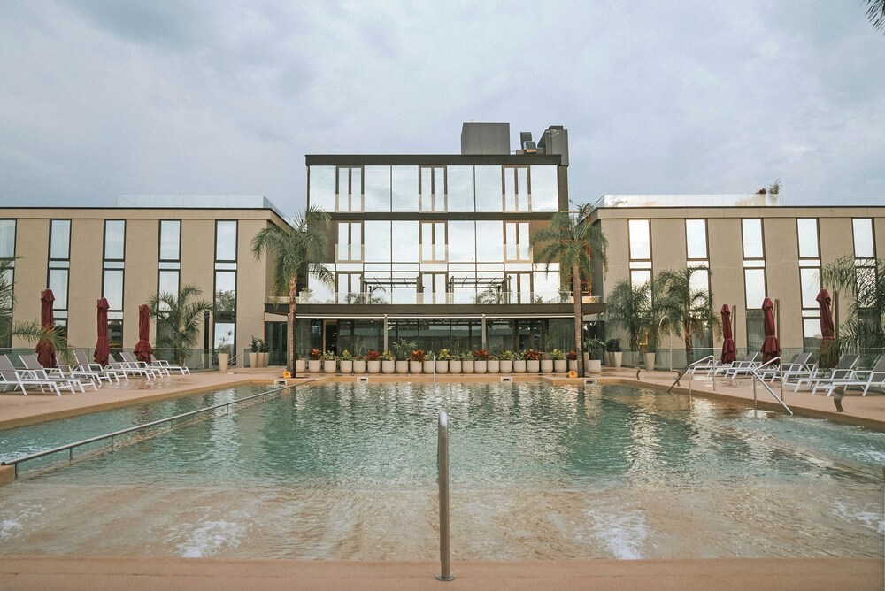 Howard Johnson by Wyndham Resistencia La Ribera 5/48