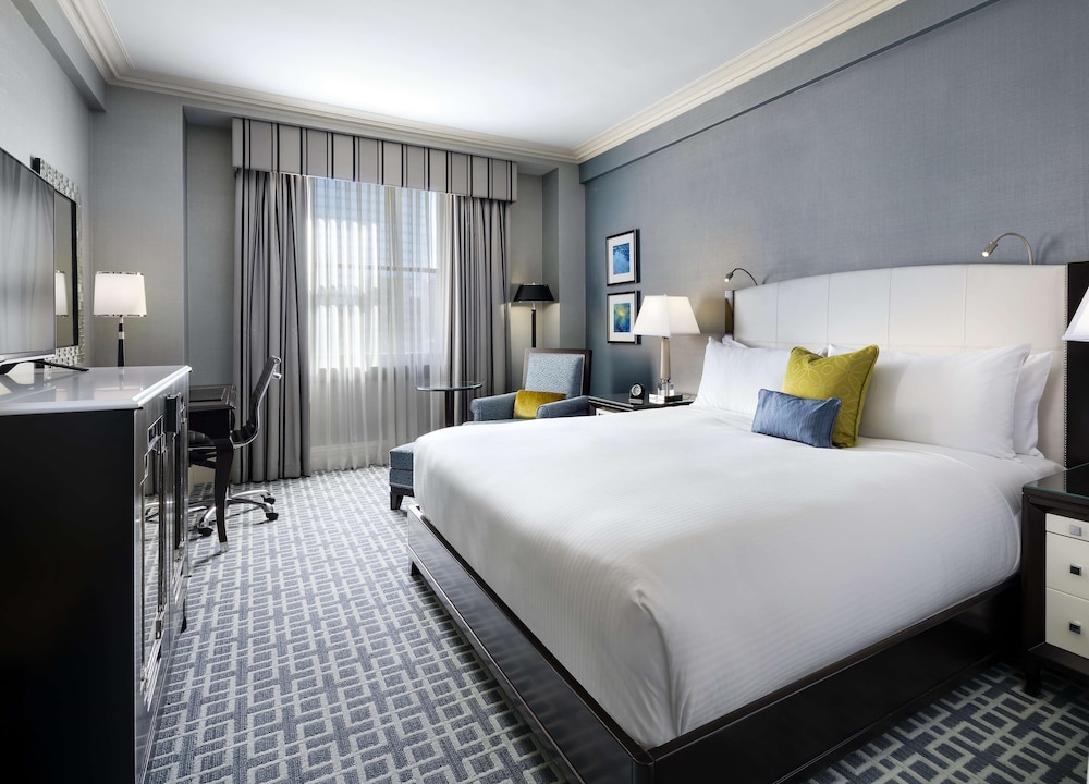 LUXURY, KING BED