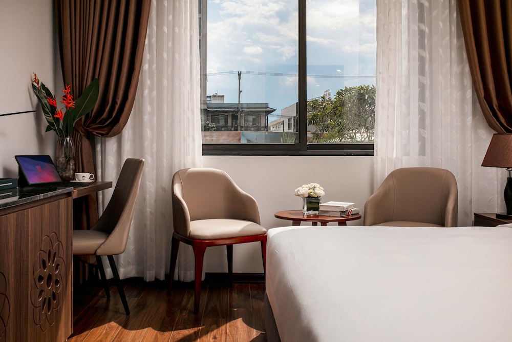 غرفة سوبيريور بسرير كوين بإطلالة على الحديقة، Nesta Hotel Danang 3/4
