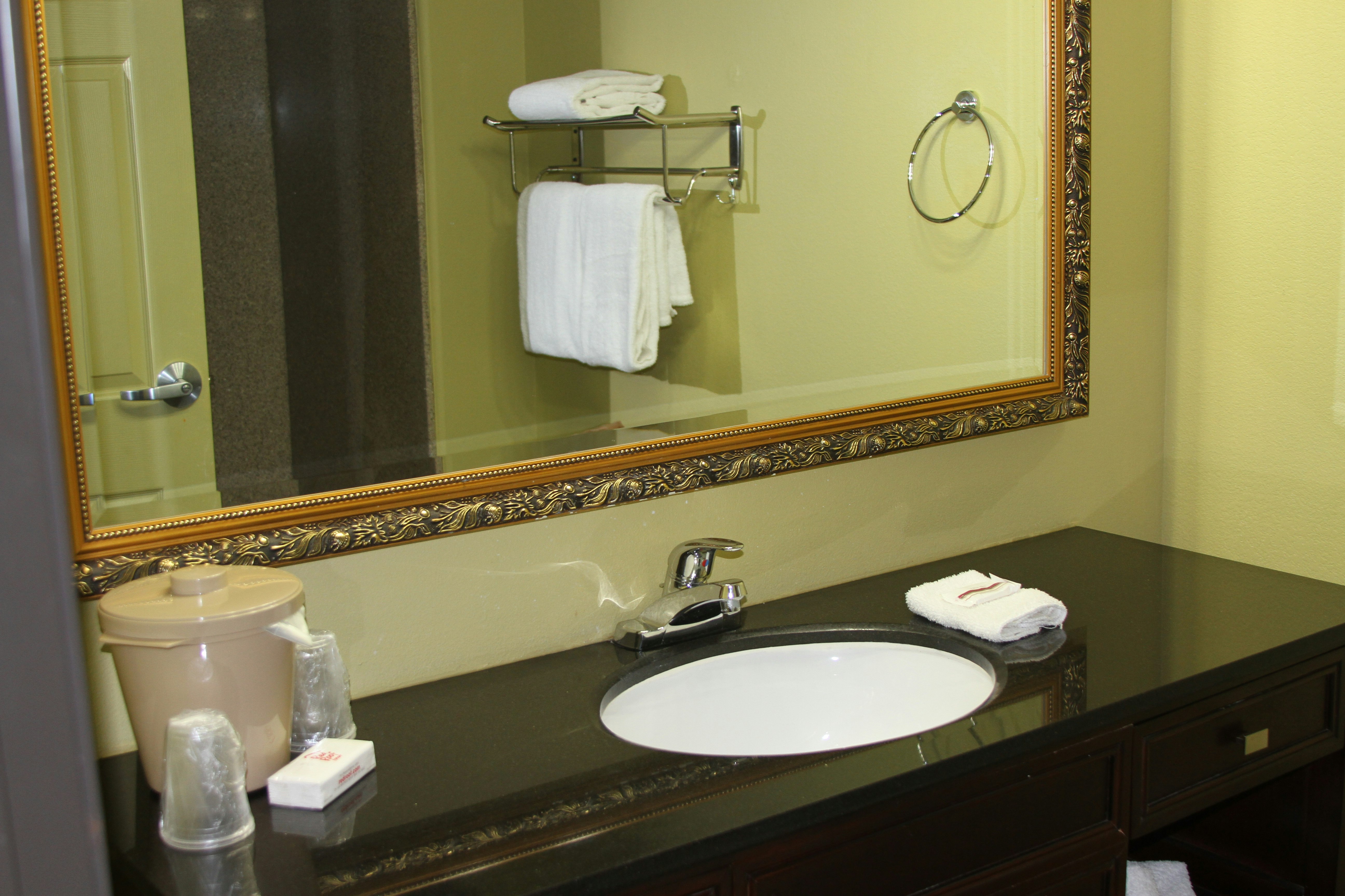 جناح بسرير كينج بحوض جاكوزي، Red Roof Inn and Suites Detroit - Melvindale / Dearborn 2/4