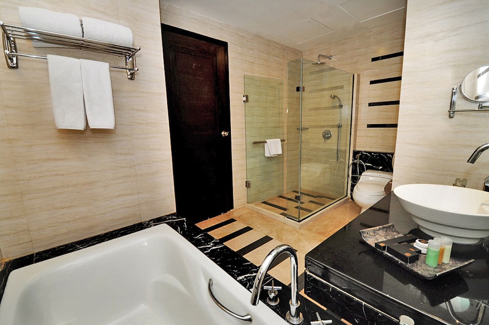 Gumaya Tower Hotel Semarang 71/73