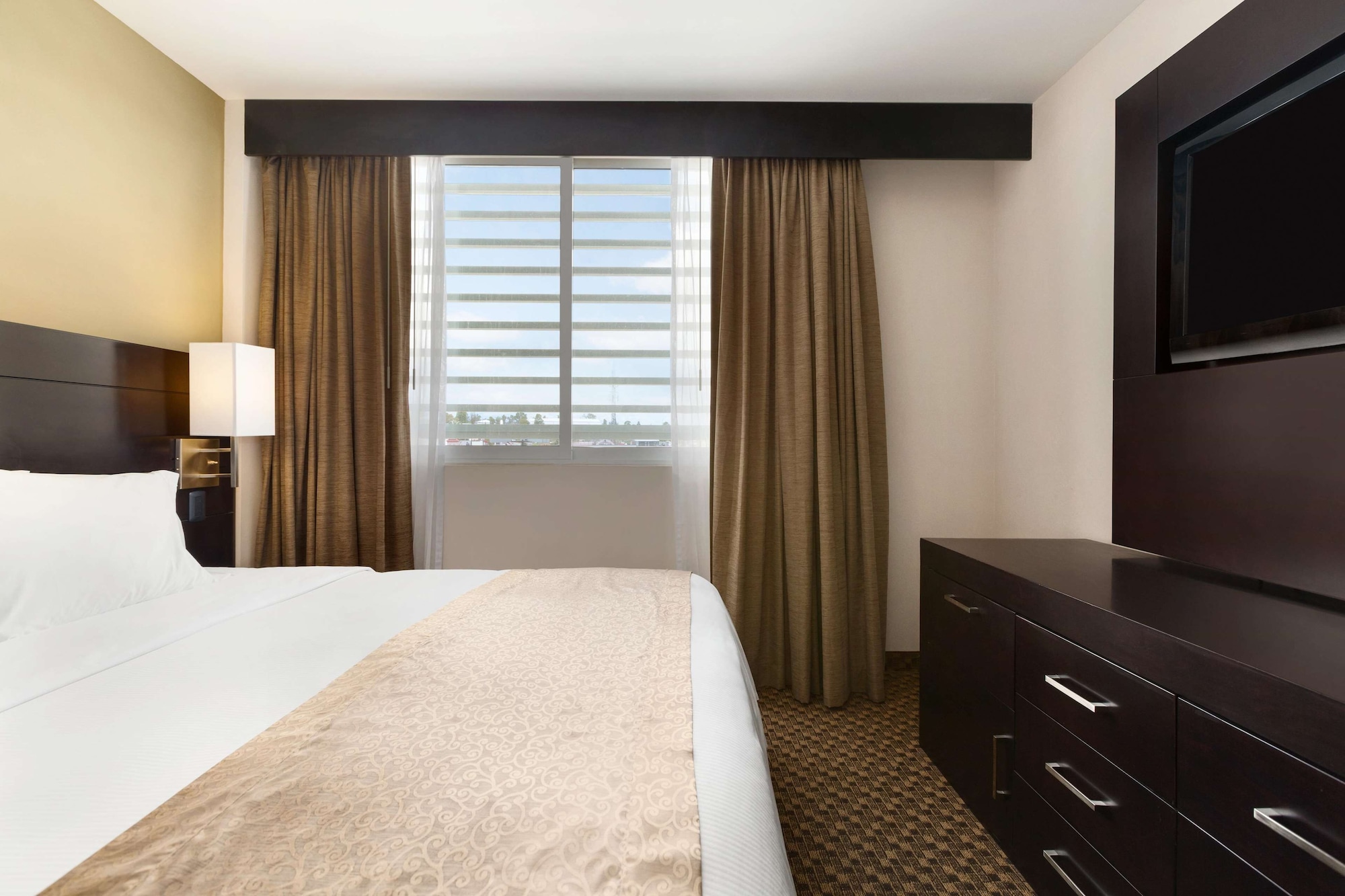 JUNIOR SUITE, KING BED