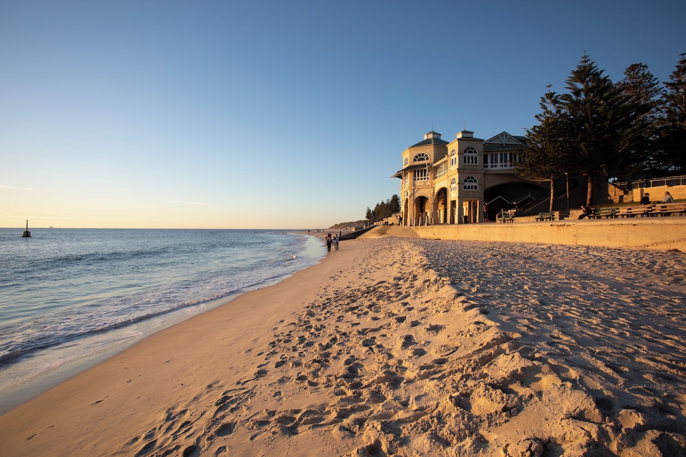 Cottesloe Beach Hotel 64/68