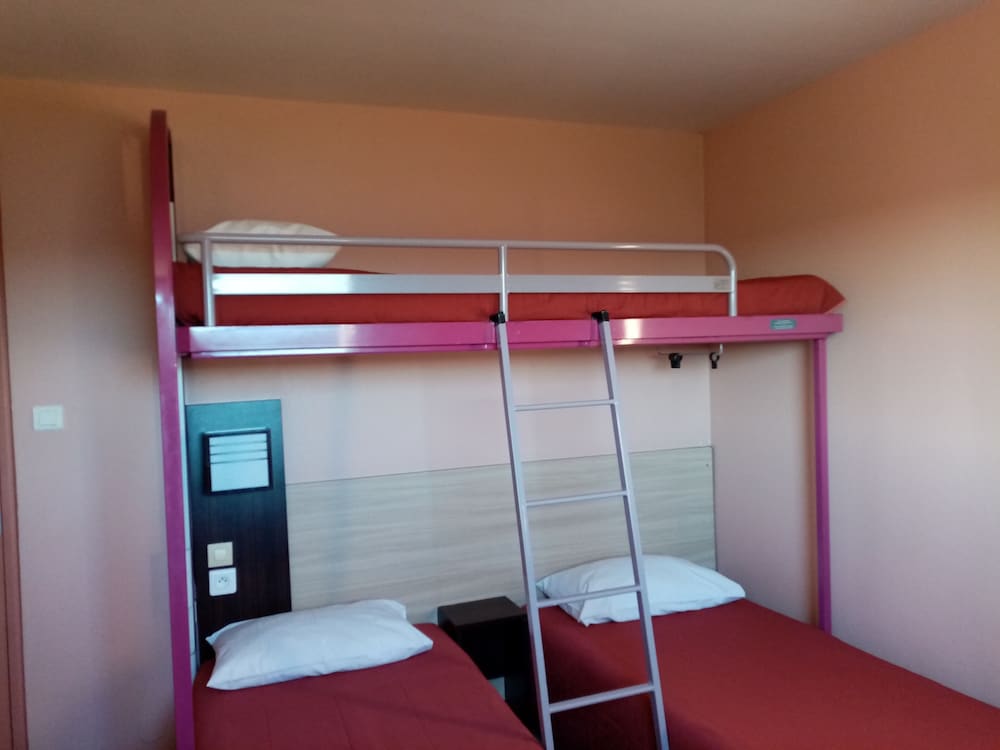BRIT HOTEL SAINT-QUENTIN 32/53