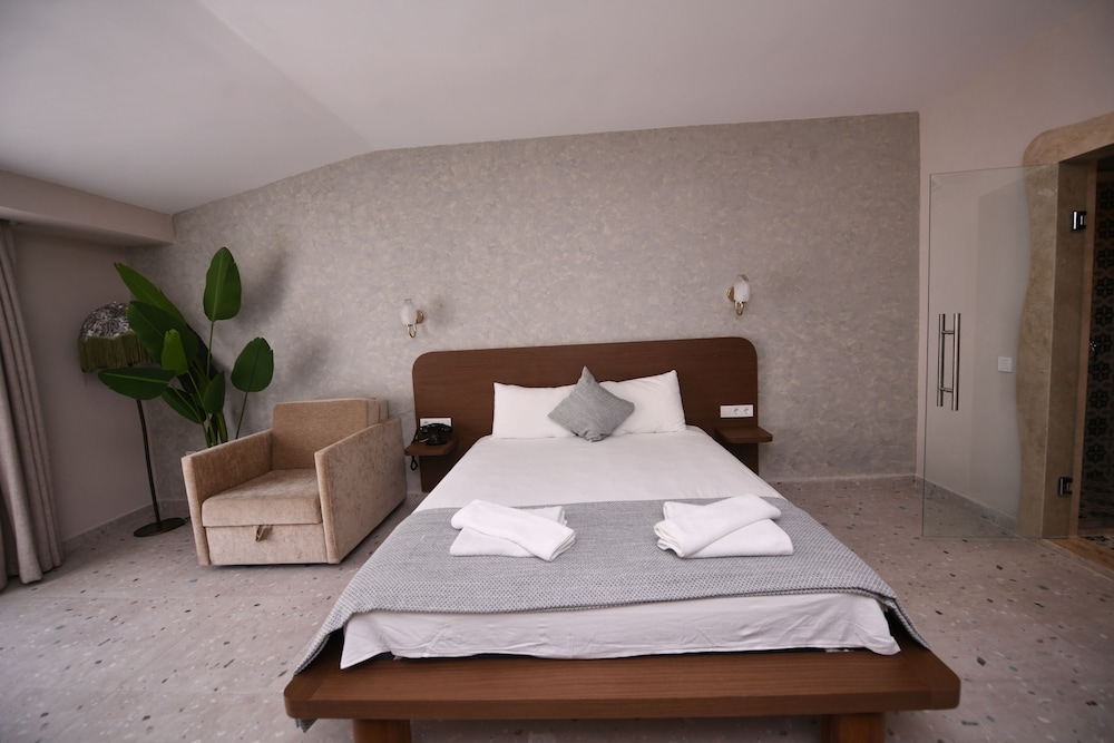 Montebello Deluxe Hotel 34/49