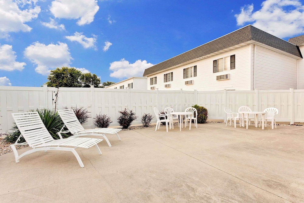 Ramada by Wyndham Richland Center 1/52