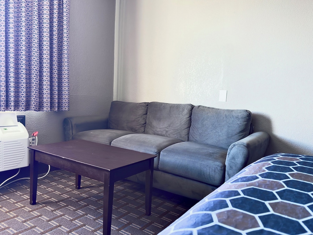 Economy Inn Suites Cedar Rapids 33/50