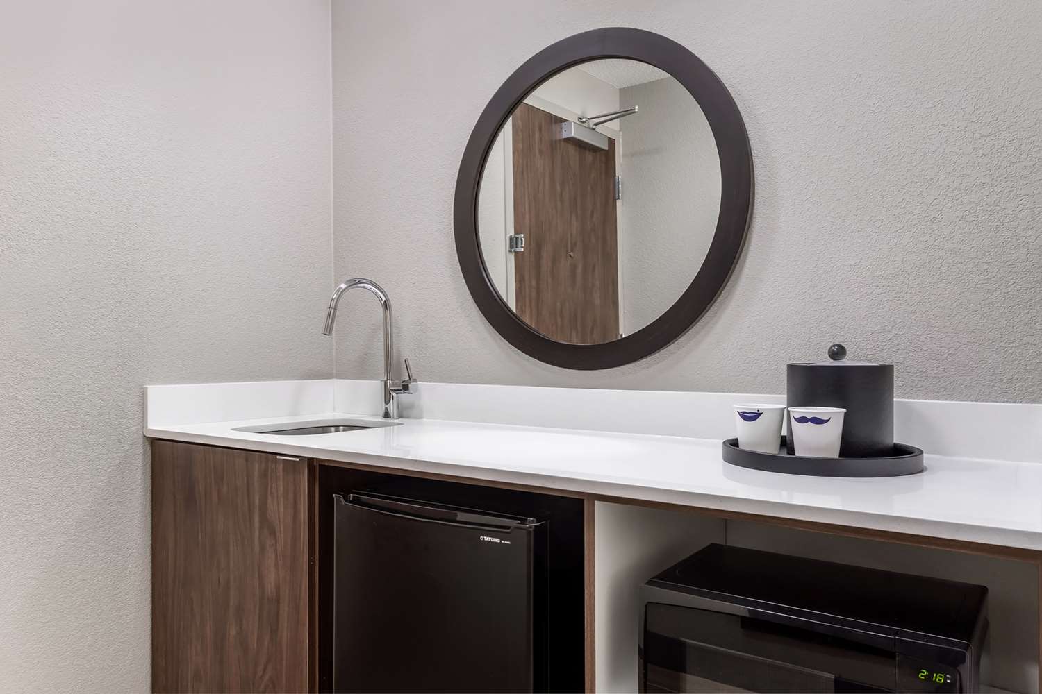 جناح بسرير كينج بغرفة نوم واحدة مع أريكة، Hampton Inn Suites Richmond 2/2
