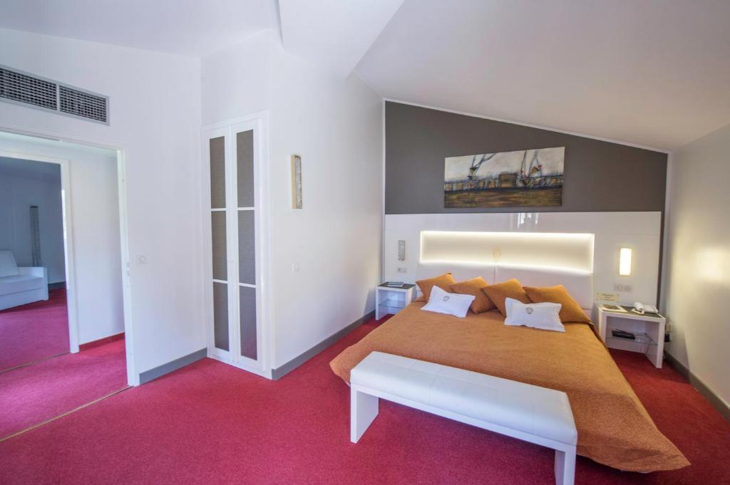 DELUXE, SUITE
