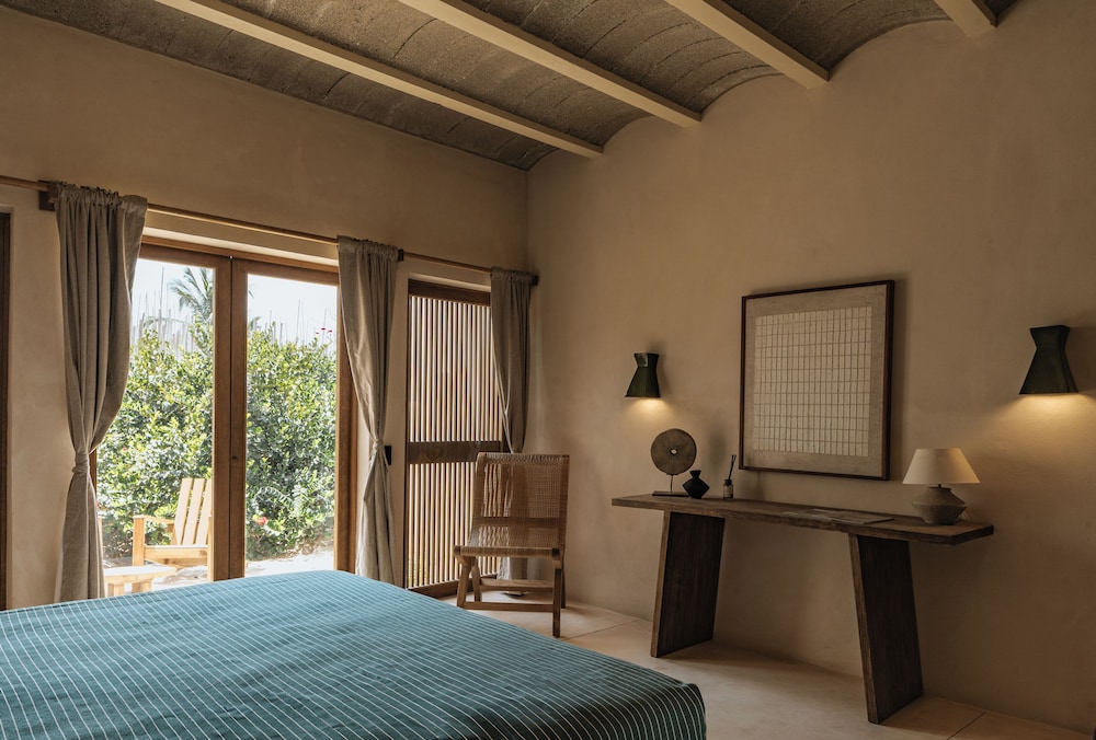SUPERIOR, KING BED, GARDEN VIEW, PATIO