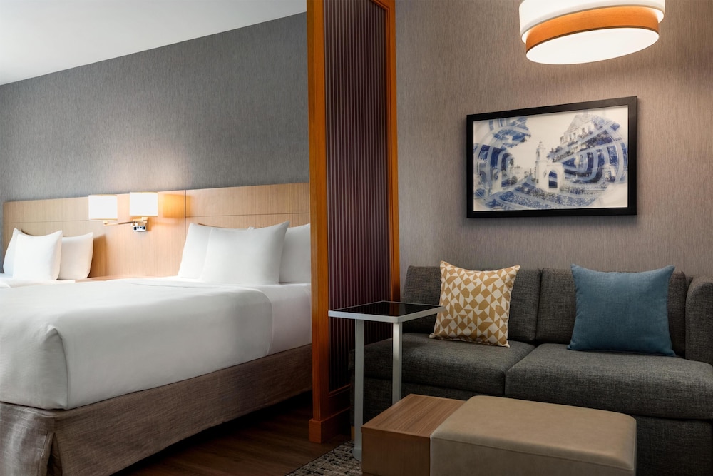 Hyatt Place Bloomington 40/64