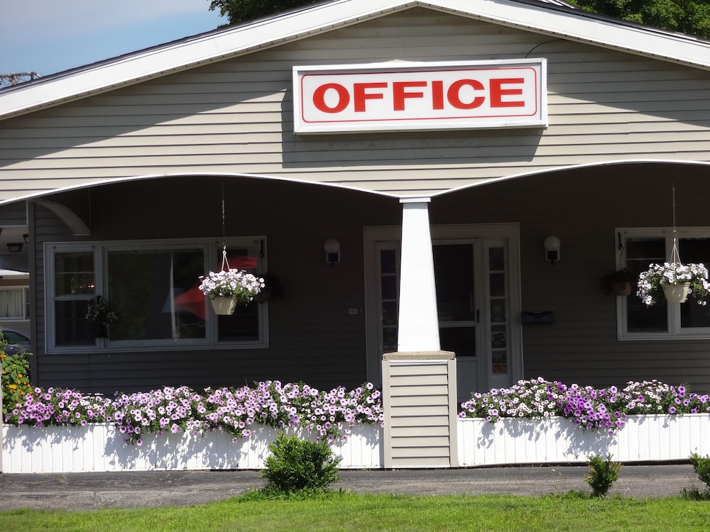 Gorham Motor Inn 2/58