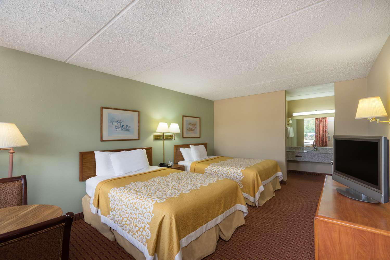 Days Inn By Wyndham Hurricane Mills 14/23