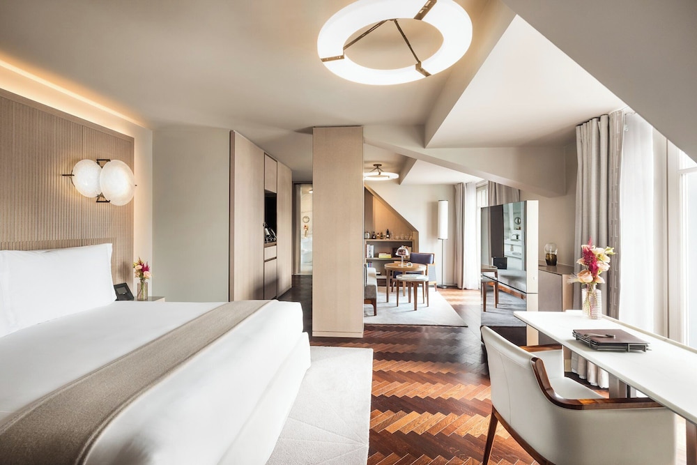 Parisian, Suite