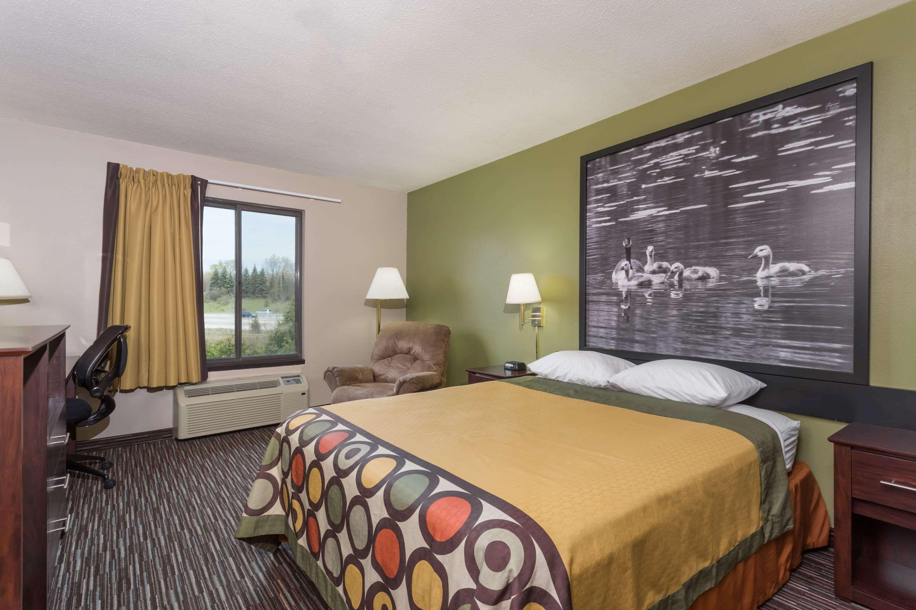 غرفة بسرير كوين، Super 8 By Wyndham Germantown/Milwaukee 2/2