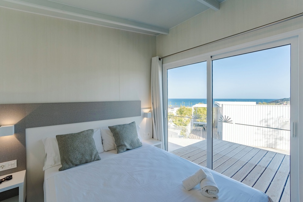 2 BEDROOMS, LEO, DELUXE, BUNGALOW, 1 DOUBLE AND 3 SINGLE BEDS, SEA VIEW