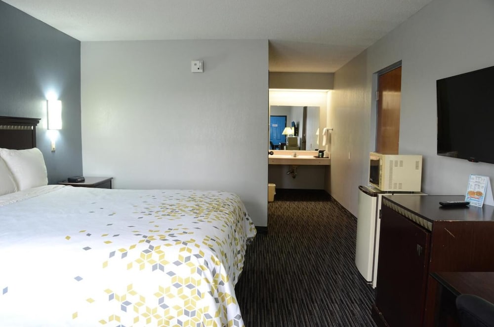 GATEWAY INN AND SUITES 21/39