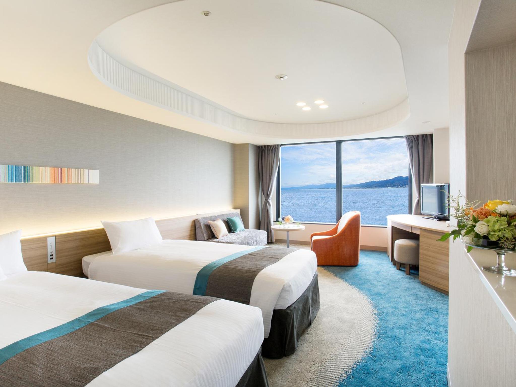 Deluxe, Twin Beds, Pool Access