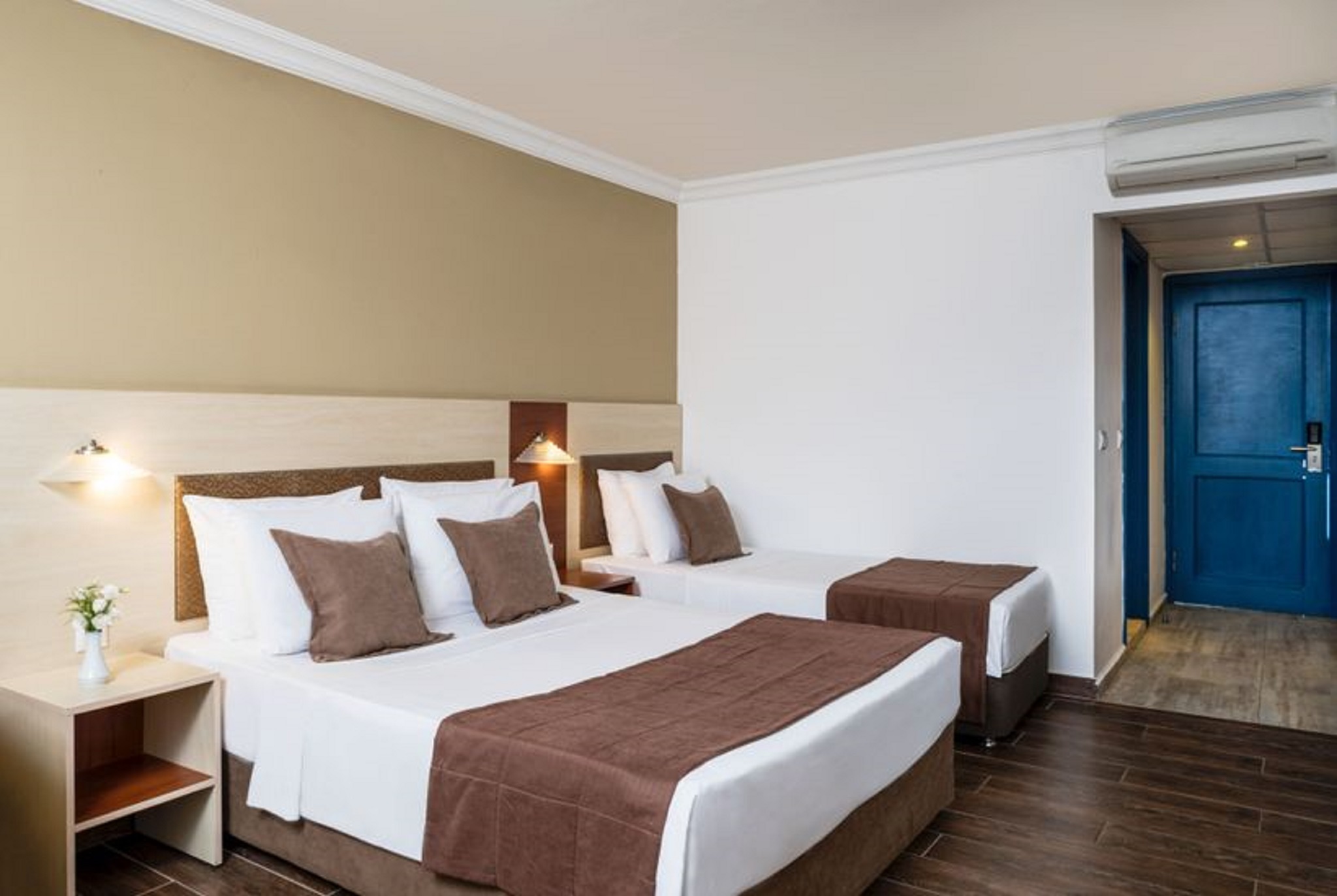 Room, Land View