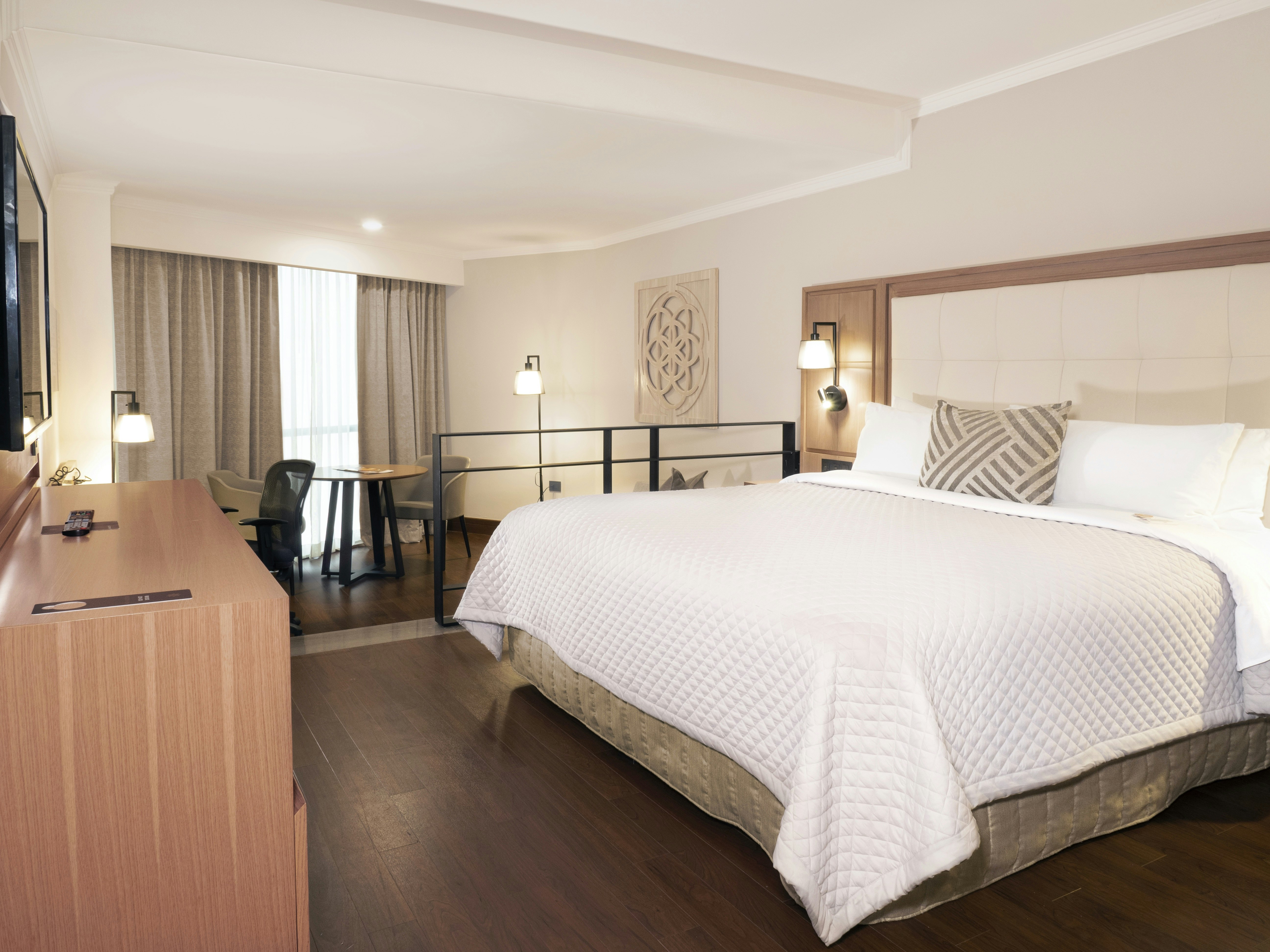 ROOM, KING BED