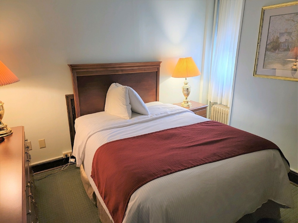 Room, 1 Queen and 1 Double Bed, Queen Bed