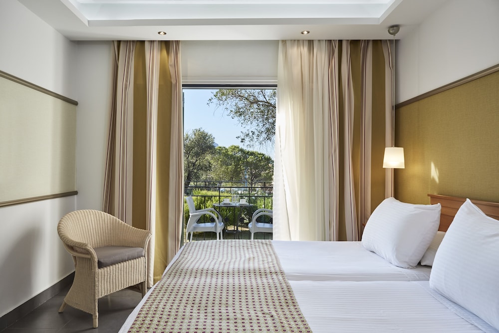 DOUBLE ROOM