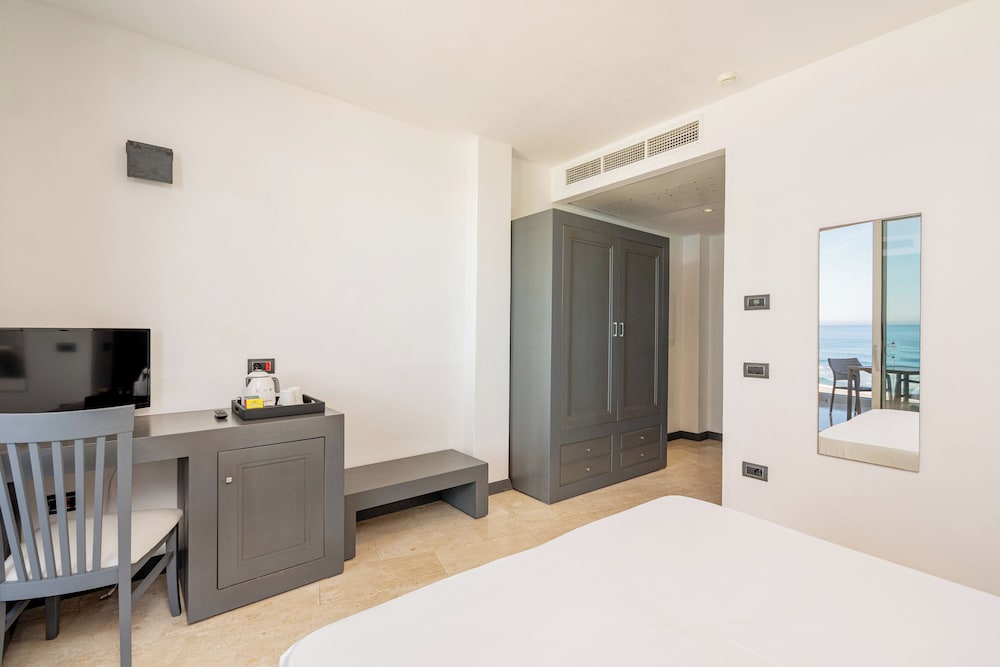 Superior, Queen Bed, Sea Front، Bellevue Sardinia Resort Affiliated by Melia 4/8