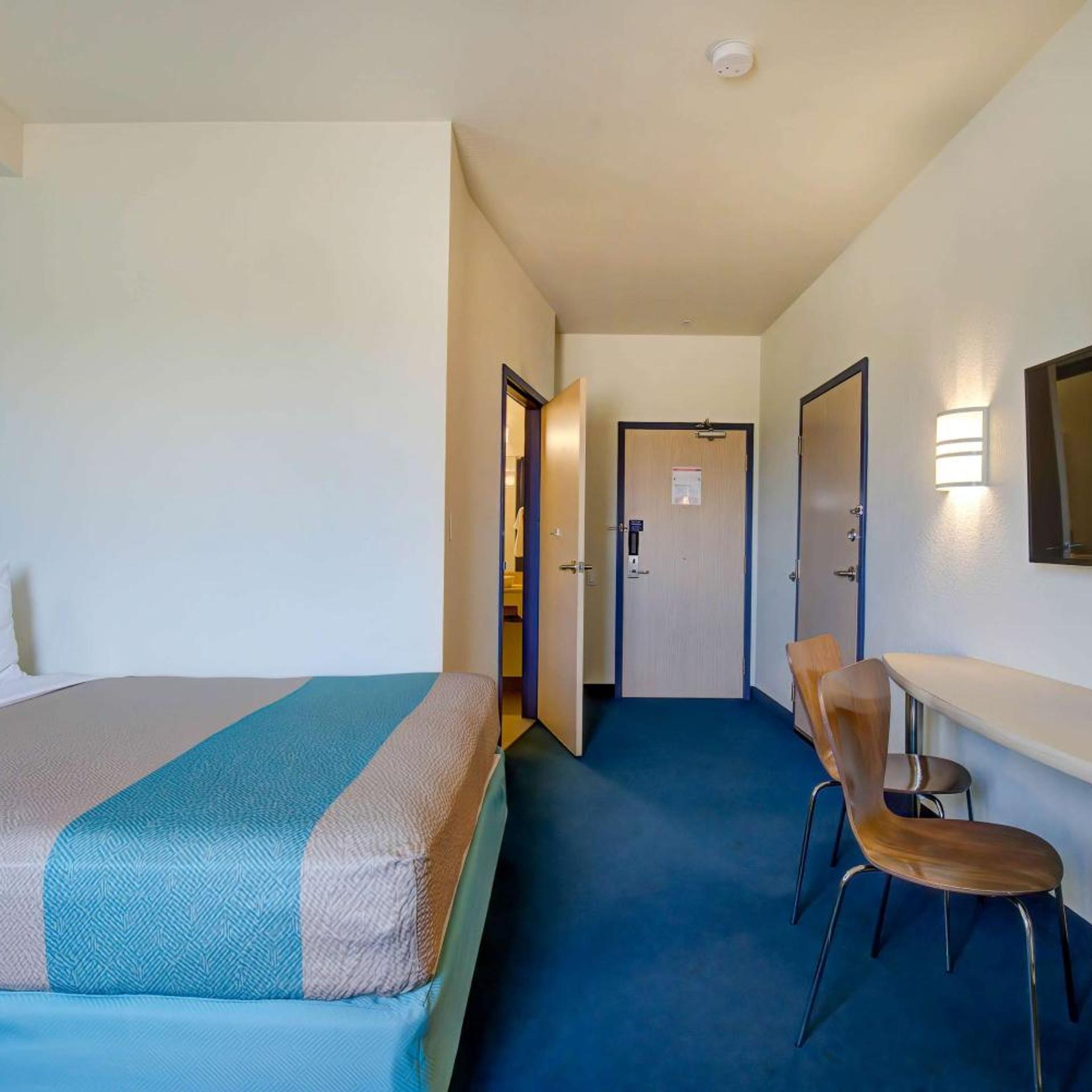 1 Queen Bed - Non-Smoking, Motel6 Grande Prairie, AB 4/7