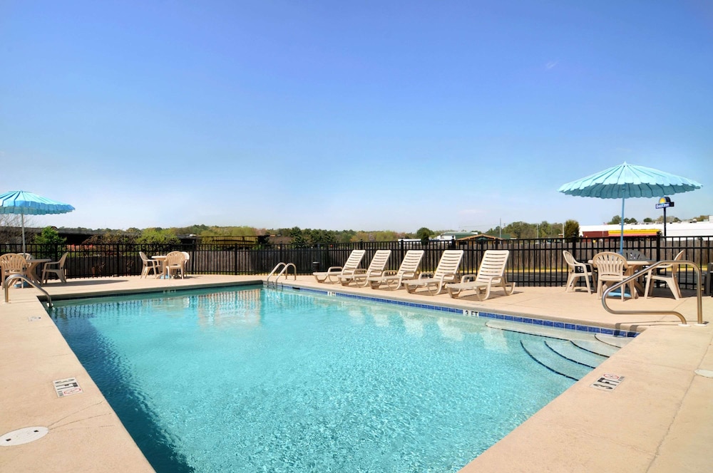 Days Inn by Wyndham Columbus-North Fort Moore 3/25