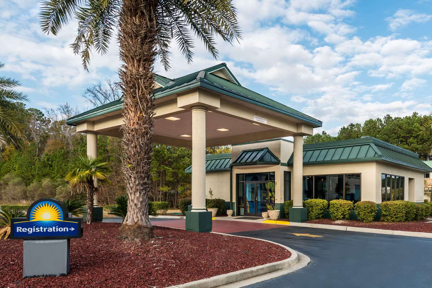 Days Inn by Wyndham Richmond Hill/Savannah 4/17